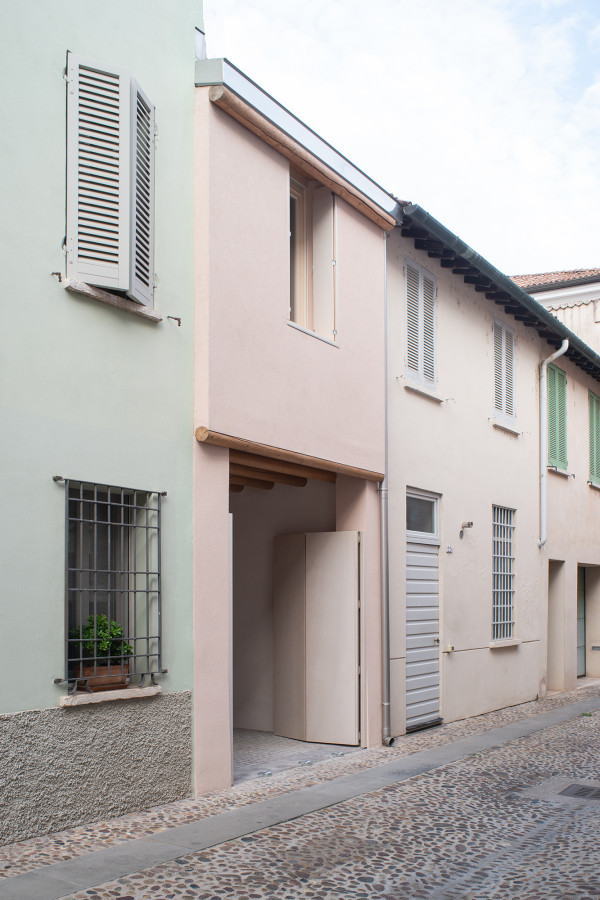 Townhouse with Street-Parallel Beams, Mantova, 2020-25, photo: Jacopo Valentini